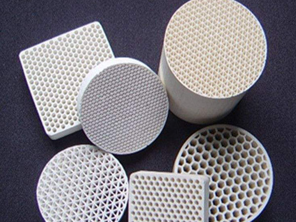 What are the characteristics of ceramic filter materials
